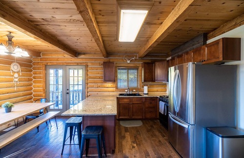 Kamas Cabin | Beautiful Off-Grid Cabin 13 miles from Park City! Sleeps 14!