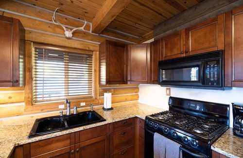 Kamas Cabin | Beautiful Off-Grid Cabin 13 miles from Park City! Sleeps 14!