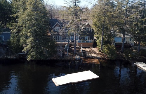 Bala Cottage | Beautiful open-concept cottage on Moon River! 10 Minute walk to Bala!