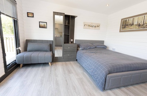 Gumley Cabin | Beautiful Open Plan Lakeside Lodge in Shearsby