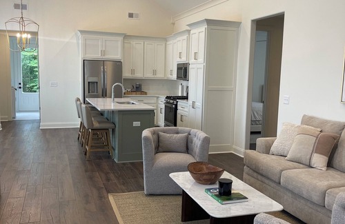 Oxford House | Beautiful Oxford Townhouse, just 3.3 miles from the iconic Oxford Square.