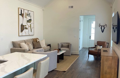 Oxford House | Beautiful Oxford Townhouse, just 3.3 miles from the iconic Oxford Square.