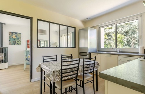 Olonne-sur-Mer Villa | Beautiful private villa for 8 people with WIFI, private pool, TV, terrace, pets allowed and park.