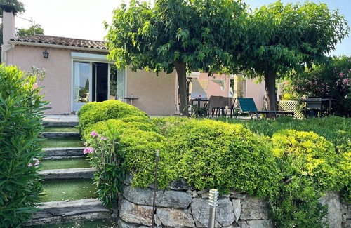 Preconil Villa | Beautiful peaceful flowered villa 8 km from the sea.