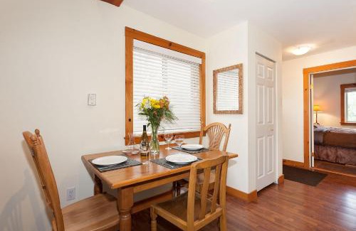Pemberton Apartment | Beautiful Pemberton Valley 1 bedroom suite with king size bed WIFI cable TV complimentary parking walk to Village gorgeous views of Mount Currie