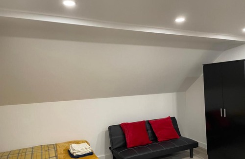London Borough of Bromley Apartment | Beautiful Penthouse Studio Flat in Bromley