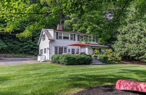 Lakeside House | Beautiful pet friendly riverfront vacation home on the Bantam River in Washington Depot