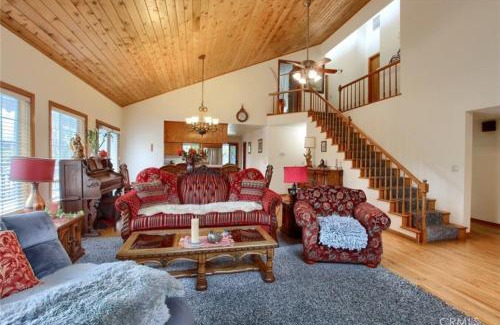 Oakhurst House | Beautiful Pet-Friendly Spacious Lodge near Yosemite & Lakes 12 Beds 6 BR up to 16 people