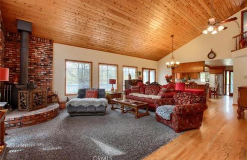 Oakhurst House | Beautiful Pet-Friendly Spacious Lodge near Yosemite & Lakes 12 Beds 6 BR up to 16 people