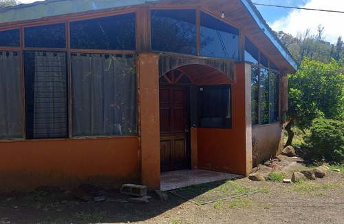 Santa Elena Cabin | beautiful place a farm. With lots of nature and animals. cozy and quiet cabin.