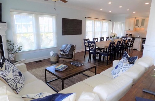 Admiral Estates House | BEAUTIFUL POOL, 6 BEDROOMS, BEACH BLOCK