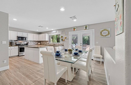 Henderson House | Beautiful Pool Home - TV's Galore and Billards