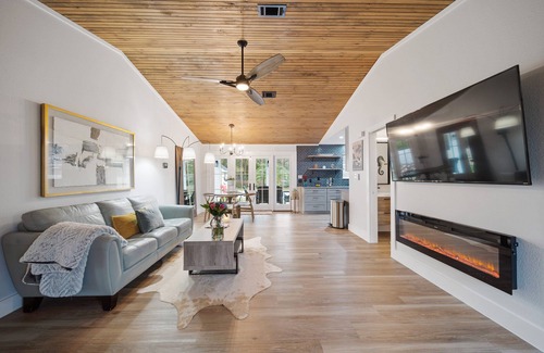 Gulf Breeze House | Beautiful Pool Home and Great Backyard for Corn Hole!