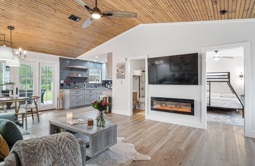 Gulf Breeze House | Beautiful Pool Home and Great Backyard for Corn Hole!