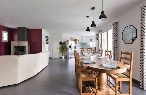 Saint-Martin-de-Seignanx House | Beautiful private villa for 8 guests with pool, A/C, WIFI, TV, terrace and parking