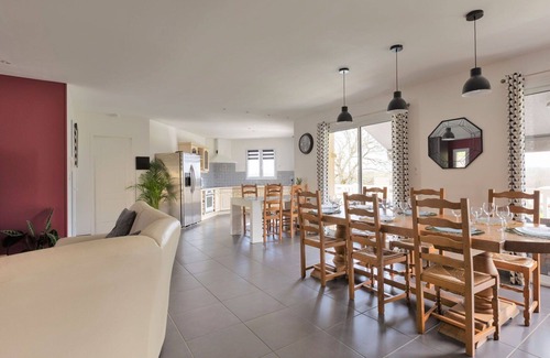 Saint-Martin-de-Seignanx House | Beautiful private villa for 8 guests with pool, A/C, WIFI, TV, terrace and parking