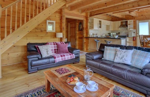 Little Petherick House | Beautiful private villa for 6 guests with WIFI, TV, patio and parking