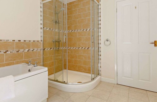 Little Petherick House | Beautiful private villa for 7 people with WIFI, TV, balcony, pets allowed and parking