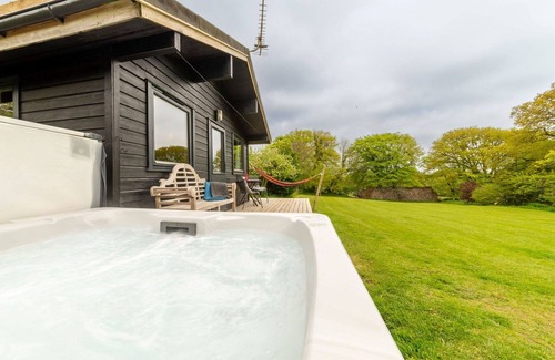 Brazzacott House | Beautiful private villa with hot tub, WIFI, TV, terrace, pets allowed, panoramic view and parking