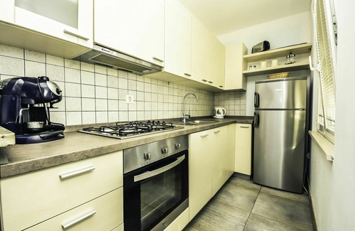 Obrovac House | Beautiful private villa for 6 guests with WIFI, A/C, TV, terrace, pets allowed and parking