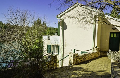 Obrovac House | Beautiful private villa for 6 guests with WIFI, A/C, TV, terrace, pets allowed and parking