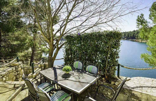 Obrovac House | Beautiful private villa for 6 guests with WIFI, A/C, TV, terrace, pets allowed and parking