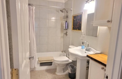 Garden Oaks House | Beautiful private cottage in Greater Heights/Oak Forest 1-bed/1bath