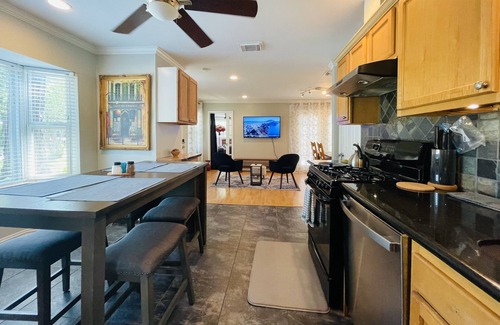 Garden Oaks House | Beautiful private cottage in Greater Heights/Oak Forest 1-bed/1bath