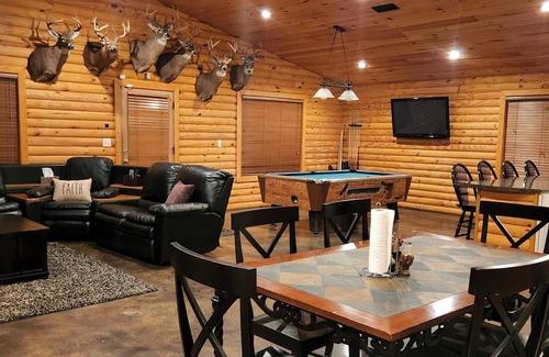 Iuka Cabin | Beautiful, Private, Cozy Lakeview Cabin nWiFi with a Pool Table, Jacuzzi, & more