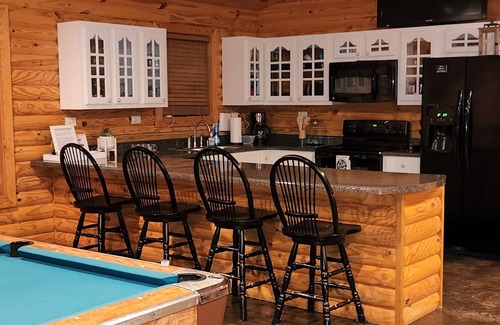 Iuka Cabin | Beautiful, Private, Cozy Lakeview Cabin nWiFi with a Pool Table, Jacuzzi, & more
