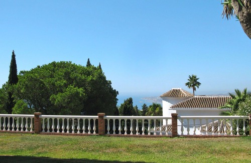 Benalmadena Villa | Beautiful private villa for 6 guests with WIFI, private pool, TV, patio and parking