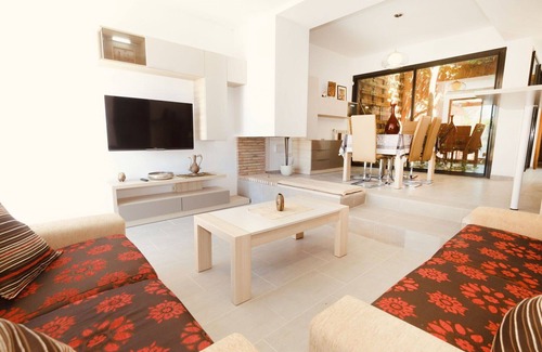 Bonmont Terres Noves Villa | Beautiful private villa for 6 people with WIFI, A/C, private pool, TV, patio and parking