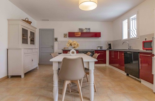 Pernes-les-Fontaines Villa | Beautiful private villa for 6 people with A/C, WIFI, private pool, TV, patio and parking