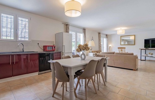 Pernes-les-Fontaines Villa | Beautiful private villa for 6 people with A/C, WIFI, private pool, TV, patio and parking