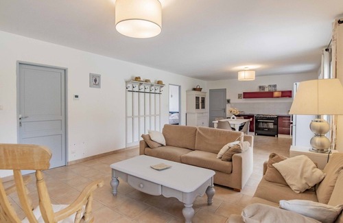 Pernes-les-Fontaines Villa | Beautiful private villa for 6 people with A/C, WIFI, private pool, TV, patio and parking