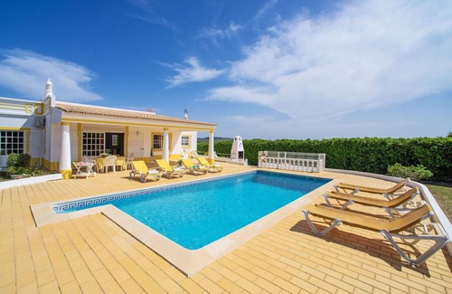 Mem Moniz House | Beautiful private villa for 6 guests with private pool, A/C, WIFI, TV, terrace and parking