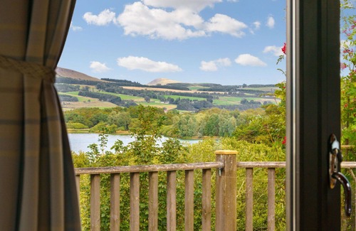 Kinross House | Beautiful private villa for 6 people with WIFI, TV, balcony, pets allowed and parking