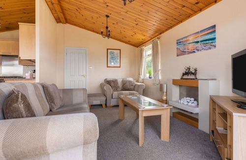 Kinross House | Beautiful private villa for 4 guests with WIFI, TV, balcony, pets allowed and parking