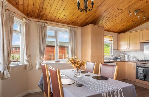 Kinross House | Beautiful private villa for 4 guests with WIFI, TV, balcony, pets allowed and parking