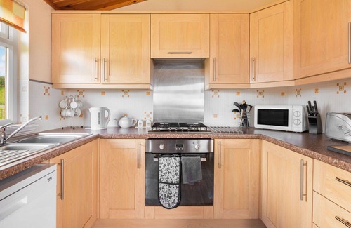 Kinross House | Beautiful private villa for 4 guests with WIFI, TV, balcony, pets allowed and parking