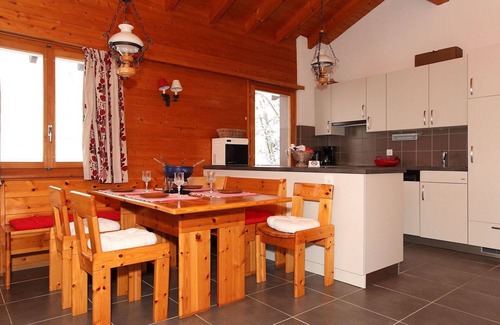 Leytron House | Beautiful private villa for 8 guests with TV, terrace and pets allowed
