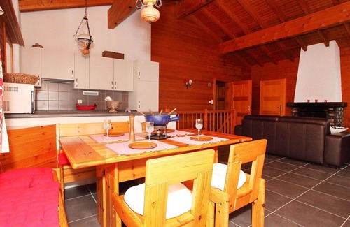 Leytron House | Beautiful private villa for 8 guests with TV, terrace and pets allowed