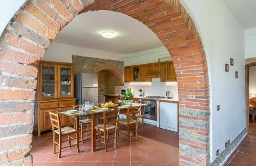Ponte Buriano Villa | Beautiful private villa for 25 people with private pool, WIFI, TV, patio, pets allowed and parking