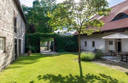 Clunek House | Beautiful private villa for 8 people with WIFI, patio and pets allowed