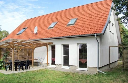 Neu Poserin House | Beautiful private villa for 6 guests with TV, terrace, pets allowed and parking