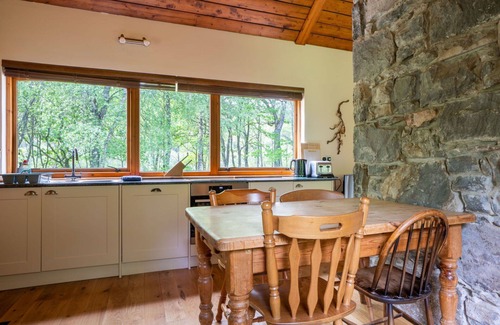 Beauly House | Beautiful private villa for 4 people with hot tub, WIFI, TV, pets allowed and parking