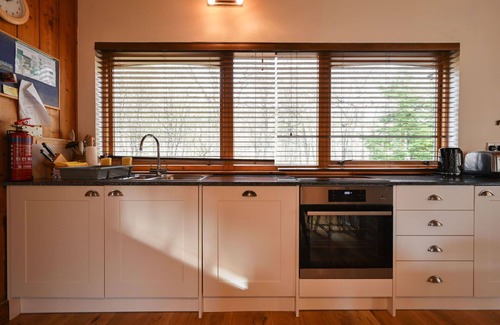 Beauly House | Beautiful private villa for 4 people with hot tub, WIFI, TV, pets allowed and parking