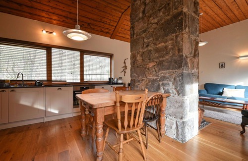 Beauly House | Beautiful private villa for 4 people with hot tub, WIFI, TV, pets allowed and parking