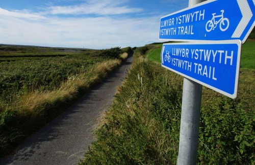Aberystwyth House | Beautiful private villa for 6 guests with WIFI, TV, patio, pets allowed, panoramic view and park...