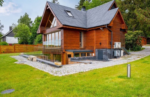 Oybin House | Beautiful private villa with WIFI, A/C, hot tub, TV, patio, pets allowed and panoramic view